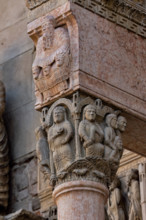 Fidenza, Duomo (Cattedrale di San Donnino), facciata, portale maggiore, protiro: il capitello di