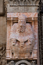 Fidenza, Duomo (Cattedrale di San Donnino), facciata, portale maggiore, protiro: il capitello con