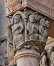 Fidenza, Duomo (Cattedrale di San Donnino), facciata, portale maggiore, protiro: il capitello di