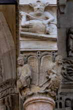 Fidenza, Duomo (Cattedrale di San Donnino), facciata, portale maggiore, protiro: il capitello di