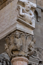 Fidenza, Duomo (Cattedrale di San Donnino), facciata, portale maggiore, protiro: il capitello di