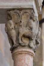 Fidenza, Duomo (Cattedrale di San Donnino), facciata, portale maggiore, protiro: il capitello di