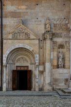 Fidenza, Duomo (Cattedrale di San Donnino), facciata: il portale sinistro e le sculture tra questo