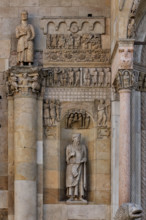Fidenza, duomo (Cattedrale di San Donnino), sculture tra il portale maggiore e quello di sinistra: