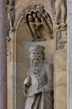 Fidenza, duomo (Cattedrale di San Donnino), sculture tra il portale maggiore e quello di sinistra: