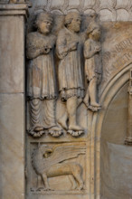 Fidenza, duomo (Cattedrale di San Donnino), sculture tra il portale maggiore e quello di sinistra