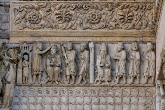 Fidenza, duomo (Cattedrale di San Donnino), sculture tra il portale maggiore e quello di sinistra