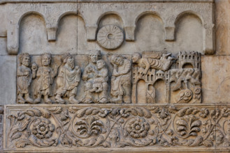 Fidenza, duomo (Cattedrale di San Donnino), sculture tra il portale maggiore e quello di sinistra: