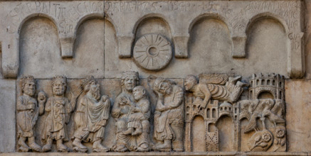 Fidenza, duomo (Cattedrale di San Donnino), sculture tra il portale maggiore e quello di sinistra: