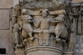Fidenza, cathedral (Cathedral of San Donnino), sculptures between the main portal and the left