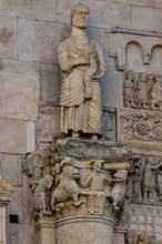Fidenza, duomo (Cattedrale di San Donnino), sculture tra il portale maggiore e quello di sinistra: