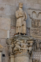 Fidenza, duomo (Cattedrale di San Donnino), sculture tra il portale maggiore e quello di sinistra: