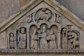 Fidenza, duomo (Cattedrale di San Donnino), portale sinistro, timpano. Nel frontone si leggono, da