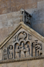 Fidenza, duomo (Cattedrale di San Donnino), portale sinistro, timpano. Nel frontone si leggono, da