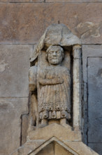 Fidenza, duomo (Cattedrale di San Donnino), portale sinistro, timpano. 
Nell’acroterio sul