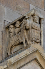 Fidenza, duomo (Cattedrale di San Donnino), portale sinistro, timpano. 
Nell’acroterio sul