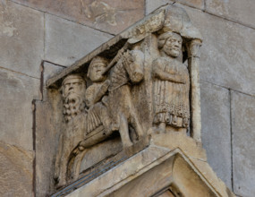 Fidenza, duomo (Cattedrale di San Donnino), portale sinistro, timpano. 
Nell’acroterio sul