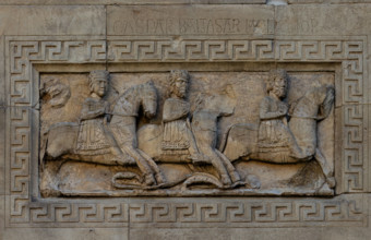 Fidenza, duomo (Cattedrale di San Donnino), facciata, sculture tra il portale sinistro e il portale