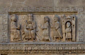 Fidenza, duomo (Cattedrale di San Donnino), facciata, sculture tra il portale sinistro e il portale