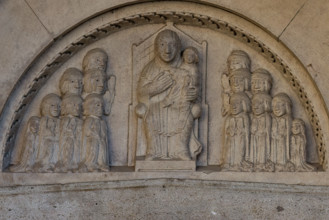 Fidenza, duomo (Cattedrale di San Donnino), ffacciata, portale sinistro: la lunetta con la “Madonna