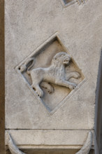 Fidenza, Duomo (Cattedrale di San Donnino), facciata, portale sinistro, protiro, serie di losanghe