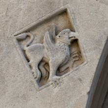 Fidenza, Duomo (Cattedrale di San Donnino), facciata, portale sinistro, protiro, serie di losanghe