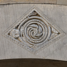 Fidenza, Duomo (Cattedrale di San Donnino), facciata, portale sinistro, protiro, serie di losanghe