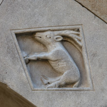 Fidenza, Duomo (Cattedrale di San Donnino), facciata, portale sinistro, protiro, serie di losanghe