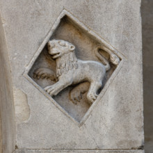 Fidenza, Duomo (Cattedrale di San Donnino), facciata, portale sinistro, protiro, serie di losanghe