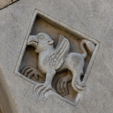 Fidenza, Duomo (Cattedrale di San Donnino), facciata, portale sinistro, protiro, serie di losanghe