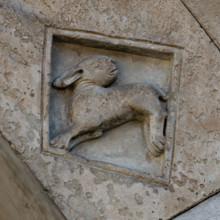Fidenza, Duomo (Cattedrale di San Donnino), facciata, portale sinistro, protiro, serie di losanghe