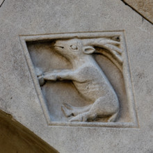 Fidenza, Duomo (Cattedrale di San Donnino), facciata, portale sinistro, protiro, serie di losanghe