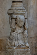 Fidenza, Duomo (Cattedrale di San Donnino), facciata, portale sinistro: il telamone di destra che