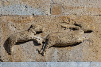 Fidenza, Duomo (Cattedrale di San Donnino), abside: formella con “Scena di caccia”.
Opera di