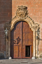 Palermo, Palazzo Reale o Palazzo dei Normanni, lato Nord Est:  un portale dell'ala rinascimentale