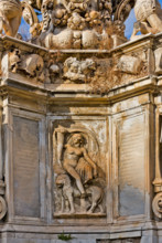 Palermo, Piazza del Parlamento:  il "Teatro Marmoreo",  monumento a Filippo V, prospiciente Palazzo