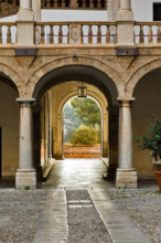 Palermo, Palazzo Reale o Palazzo dei Normanni, Cortile Maqueda: scorcio..

[ENG]
Palermo, The