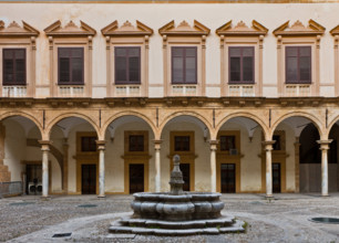 Palermo, Palazzo Reale o Palazzo dei Normanni, Cortile della Fontana: veduta.

[ENG]
Palermo,
