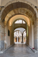 Palermo, Palazzo Reale o Palazzo dei Normanni: androne di ingresso al cortile Maqueda dalla piazza