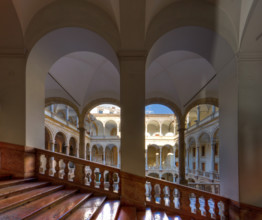 Palermo, Palazzo Reale o Palazzo dei Normanni: vista del cortile Maqueda dallo scalone monumentale