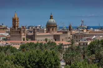 Palermo: veduta della città dalla Torre di Porta Nuova. Al centro, la Cattedrale della Santa