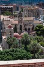 Palermo: veduta della città dalla Torre di Porta Nuova. Al centro, la Chiesa di San Giovanni degli