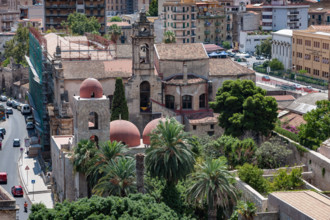 Palermo: veduta della città dalla Torre di Porta Nuova. Al centro, la Chiesa di San Giovanni degli