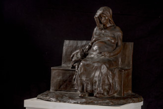 Collezione Assicoop Unipol, inv. n° 914: 
Ermenegildo Luppi (1877-1973); “Mamma con bambino”,