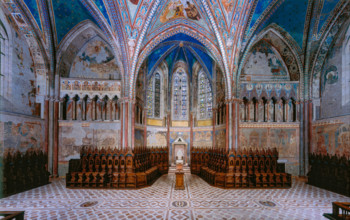 Assisi, Basilica superiore di San Francesco: veduta del transetto verso ovest. A destra e sinistra