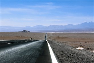 Route dans le désert d'Atacama, Chili et Bolivie