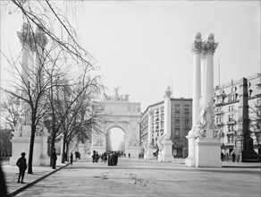 Group of People Near Dewey Arch, New York City, New York, USA, Detroit Publishing Company, 1900