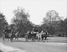 Horse-Drawn Carriages and Coaches on the Driveway, Central Park, New York City, New York, USA, Detroit Publishing Company, 1900