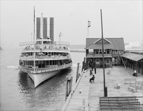 Boat Landing, Hudson River, Kingston Point, New York, USA, Detroit Publishing Company, 1900