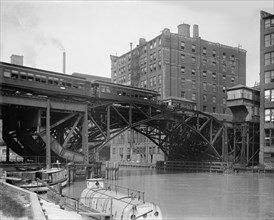 Train on Jackknife Bridge, Chicago, Illinois, USA, Hans Behm for Detroit Publishing Company, 1907